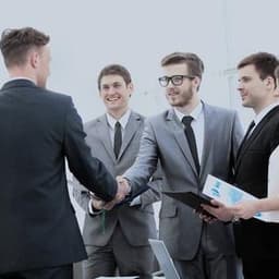 蓝衣短发女主持人