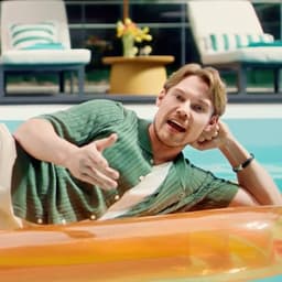 轻搞怪英文男生