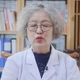 白发卷毛老奶奶医生