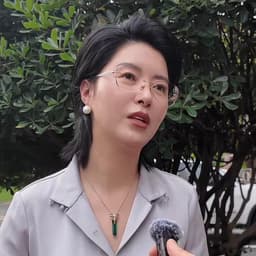 采访女-短发-眼镜