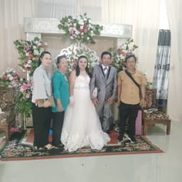 Guy from the boondocks who knows celebrities. 