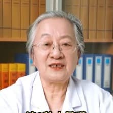 慈祥老太太白发苍苍白大褂