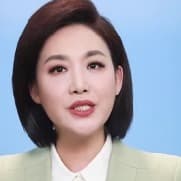 绿西装女主持人