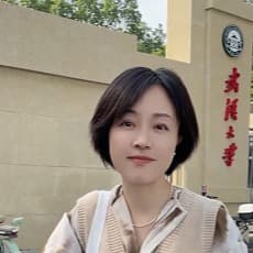 短发优秀女教师