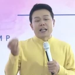 黄衣男子演讲