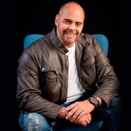 Waldemaro Martínez. (Locutor de DJ, español latino