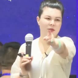 0522-蓝背景白衣女