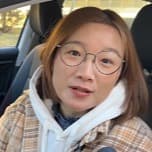 车内黄头发女生