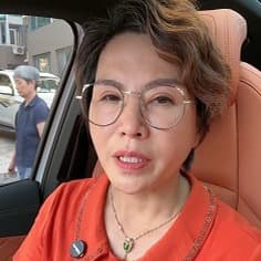 橙色车内饰卷毛橘红毛衣中年女