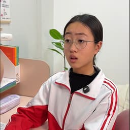 穿校服女学生