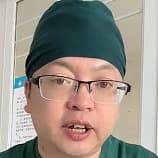 大脸眼镜男医生