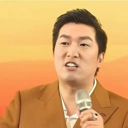 三角形发型土黄衣演讲男