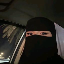 مذيعة