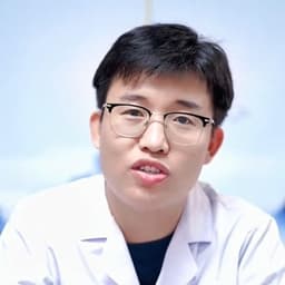 年轻睿智男白大褂戴眼镜