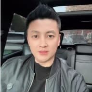 车内黑衣头尖尖男