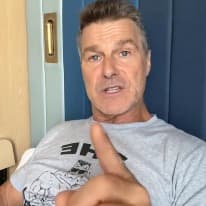 voz velho de camisa branca