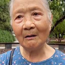 蓝色碎花衣奶奶