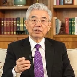 紫色波点被色西装访谈白发苍苍男