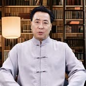 唐装背后落地灯中气十足