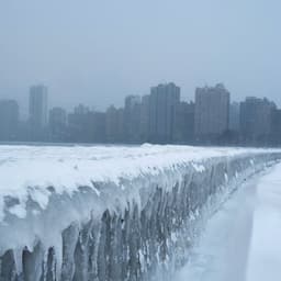 بنفس الصوت والاسلوب والحماس بدون اي غلط في الكلان 
