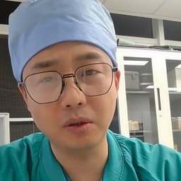 蓝帽绿衣眼镜男