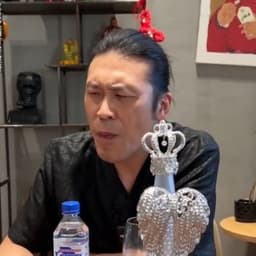 皇冠钻石白酒黑衣男子