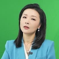 天蓝色西装珍珠耳饰齐肩短发女主持人