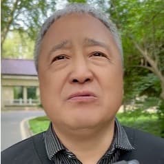 穷白发苍苍老头户外被采访