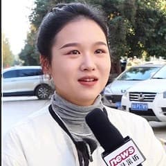 被采访灰色高领珍珠耳饰女