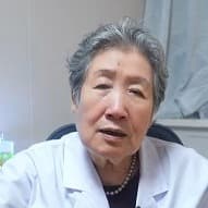 珍珠项链短头白发苍苍白大褂女