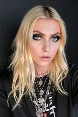 Taylor momsen