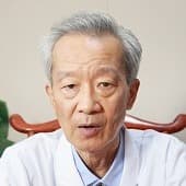 白发苍苍椅子白大褂老年男