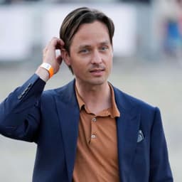 Tom schilling