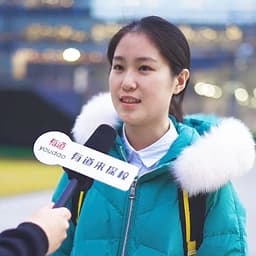 绿色羽绒服学霸