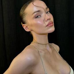 Dove Cameron 
