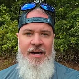 帽子长白胡子男