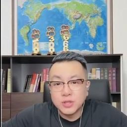 世界地图黑衣男子黑皮转椅