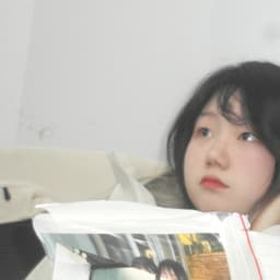 紫色衣服女主持人