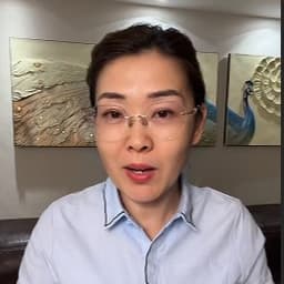 背景浮雕孔雀polo戴眼镜女