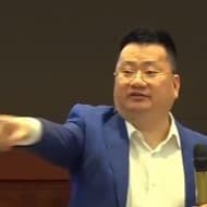 演讲男大头大头下雨不愁