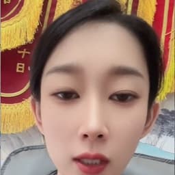 红旗背景尖尖脸大耳朵美女