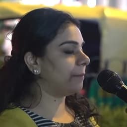 印度-1-黄衣中年妇女