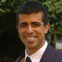 Assistindo o Domingão do Faustão